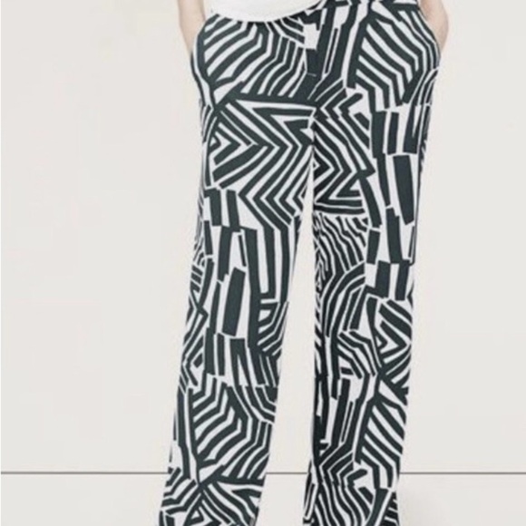 LOFT Ann Taylor  Geometric Palazzo Pants. Two front pockets, two back pockets. - Picture 1 of 15